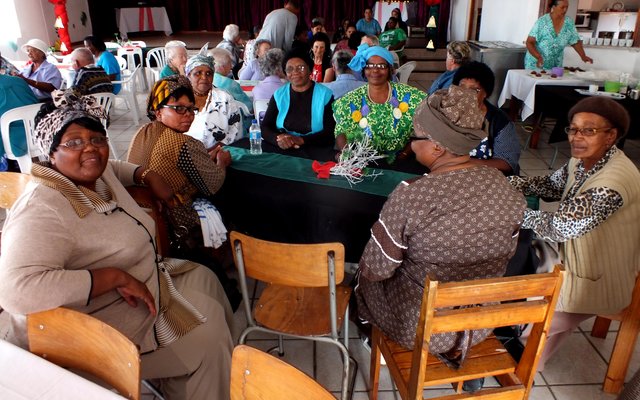 Gansbaai Dept trakteer Bejaardes 4